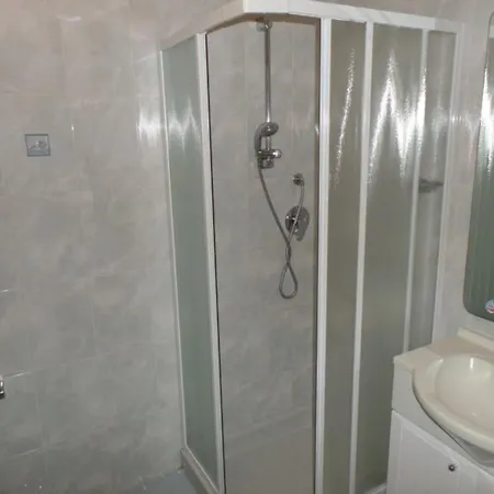 In For Five Guests * Μπιμπιόνε