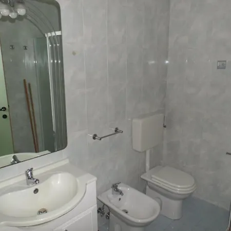 In For Five Guests Μπιμπιόνε